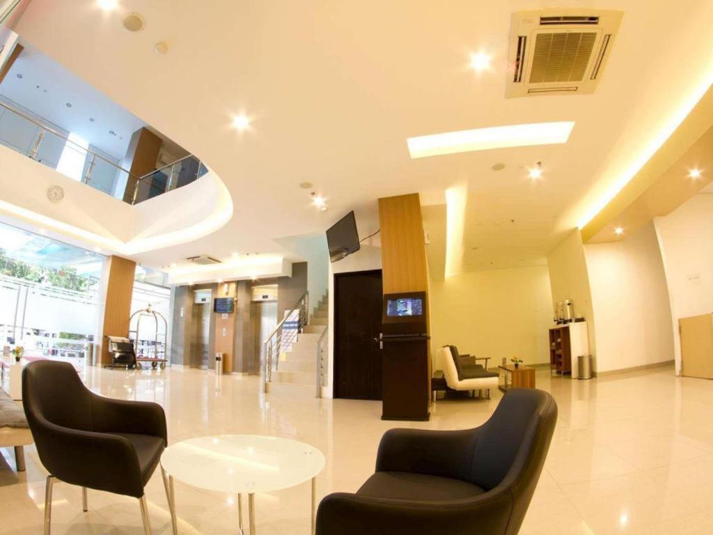 Hotel 88 Grogol By Wh Jacarta Exterior foto